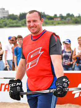 Жаркий хоккей: в Омске состоялся третий "Кубок Авангарда" по хоккею на песке