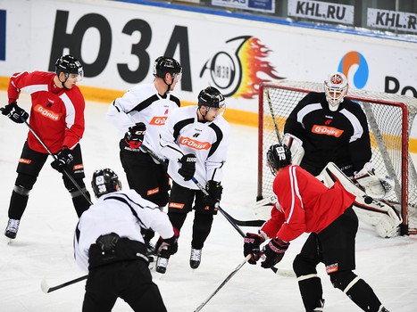 "Авангард" готовится к матчу с "Трактором"