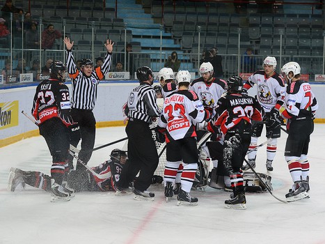 1/4 финала плей-офф МХЛ. Матч №4. "Омские Ястребы" - "Белые Медведи" 1:2