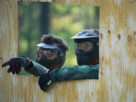 Братья по оружию. Игроки, тренеры и персонал "Авангарда" сыграли в пейнтбол