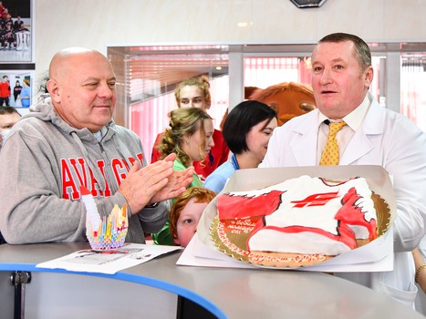 "Авангард" поздравил юных болельщиков из ОДКБ с наступающим Новым годом