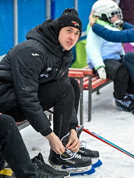Уроки хоккея проходят в 10 школах Омска