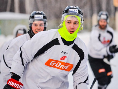 "Авангард" сыграл в хоккей с мячом под открытым небом