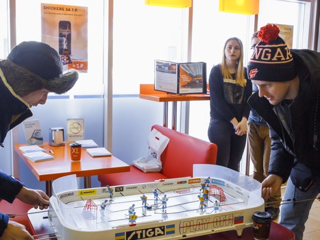 Хоккеисты "Авангарда" сыграли с омичами в настольный хоккей и поработали на заправке