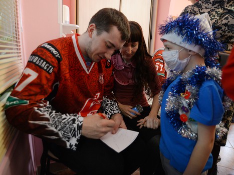 Хоккеисты "Авангарда" поздравили детей из ОДКБ с наступающим Новым годом