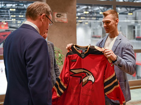 Встреча обладателя Кубка Гагарина Кирилла Семёнова и губернатора Александра Буркова в Академии «Авангард»