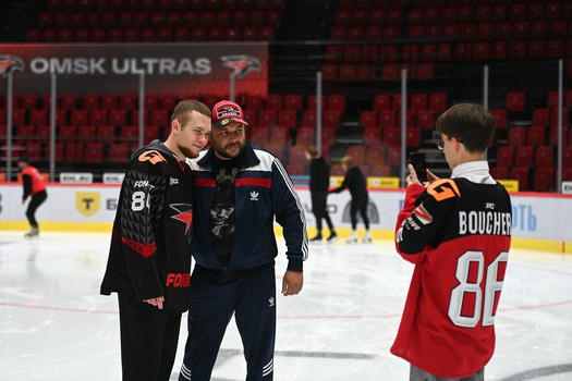 Массовые катания для 75 первых покупателей абонементов на матчи «Авангарда» в сезоне 2025/26 с Михаилом Гуляевым