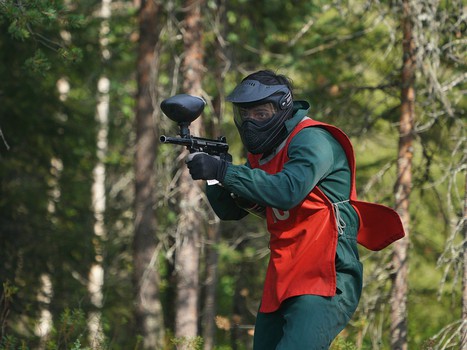 Братья по оружию. Игроки, тренеры и персонал "Авангарда" сыграли в пейнтбол