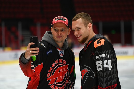 Массовые катания для 75 первых покупателей абонементов на матчи «Авангарда» в сезоне 2025/26 с Михаилом Гуляевым