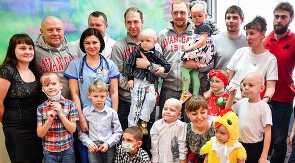 "Смотреть только вперед! А мы поддержим!" "Авангард" поздравил юных болельщиков из ОДКБ с наступающим Новым годом