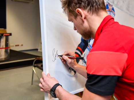 "Авангардное" искусство! С игроков омской хоккейной команды написали картины