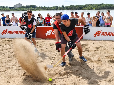 Жаркий хоккей: в Омске состоялся третий "Кубок Авангарда" по хоккею на песке
