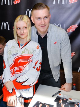 Автограф-сессия игроков "Авангарда" в "Макдоналдс"