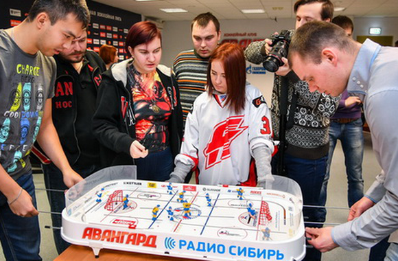 Первый "Кубок фаната" разыгран! "Авангард" и "Радио Сибирь" провели турнир по настольному хоккею