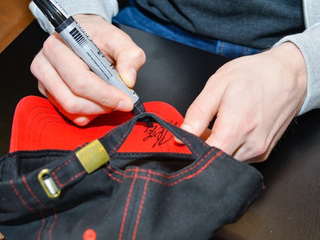 Автограф-сессия игроков "Авангарда" в "Макдоналдс"