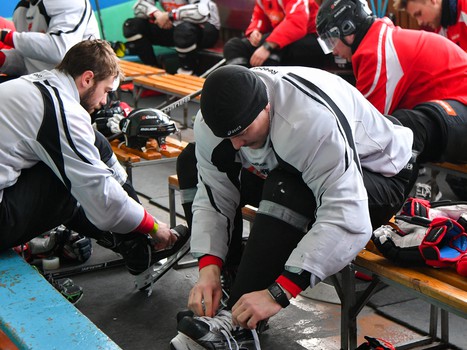 Тренировка "Авангарда" на стадионе "Юность" под открытым небом