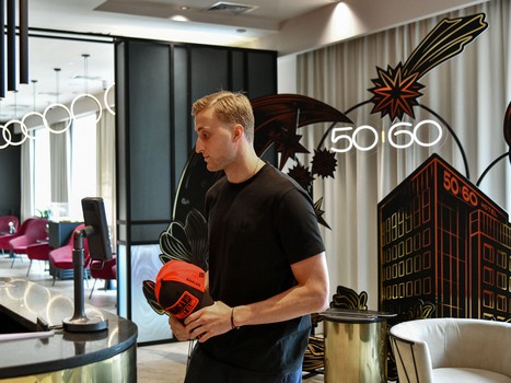 Александр Волков прилетел в Омск