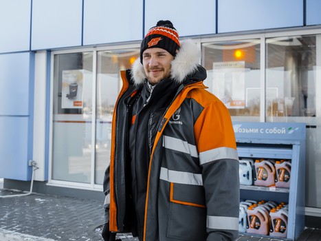 Хоккеисты "Авангарда" сыграли с омичами в настольный хоккей и поработали на заправке