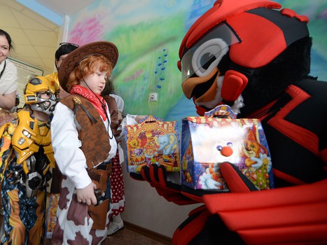 Хоккеисты "Авангарда" поздравили детей из ОДКБ с наступающим Новым годом