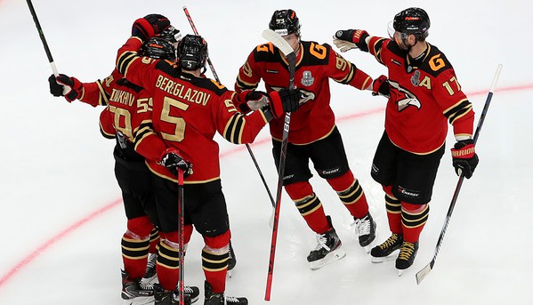 «Сухарь» Бобкова и три гола! «Авангард» победил «Автомобилист» в первом матче плей-офф