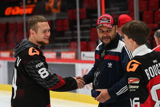 Массовые катания для 75 первых покупателей абонементов на матчи «Авангарда» в сезоне 2025/26 с Михаилом Гуляевым