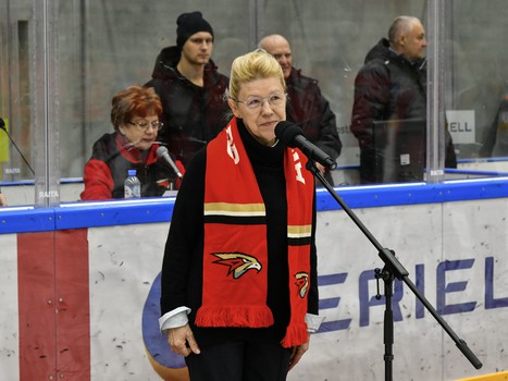 Елена Мизулина в Хоккейной Академии «Авангард»