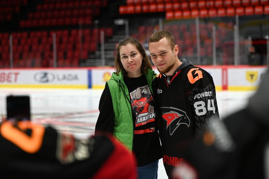 Массовые катания для 75 первых покупателей абонементов на матчи «Авангарда» в сезоне 2025/26 с Михаилом Гуляевым