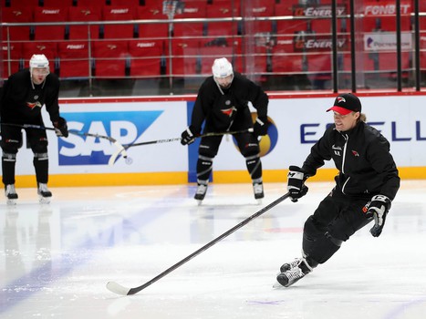 «Авангард» возобновил тренировки. Первое занятие по катанию