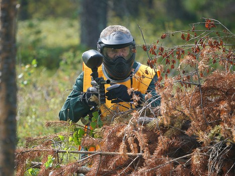Братья по оружию. Игроки, тренеры и персонал "Авангарда" сыграли в пейнтбол