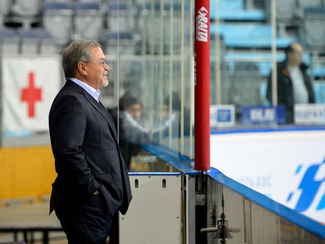 "Офисные Ястребы": вручение игровых свитеров и ледовая тренировка