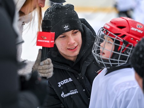 Уроки хоккея проходят в 10 школах Омска