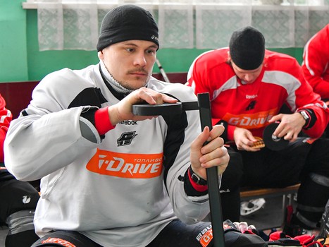 Тренировка "Авангарда" на стадионе "Юность" под открытым небом