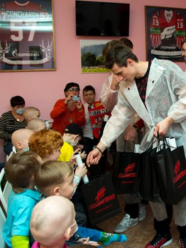 "Авангард" в гостях у юных болельщиков Омской областной клинической больницы