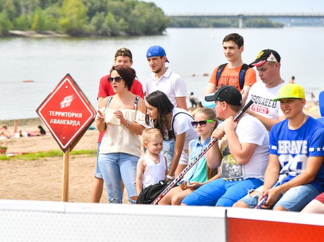 Жаркий хоккей: в Омске состоялся третий "Кубок Авангарда" по хоккею на песке