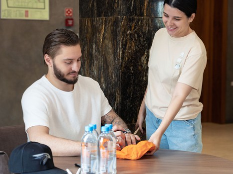Договорённость о продлении контракта и автограф-сессия Семёна Чистякова в «Айсорс»
