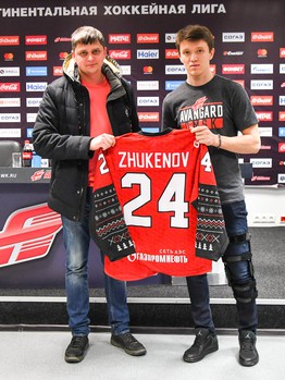 Вручение новогодних свитеров