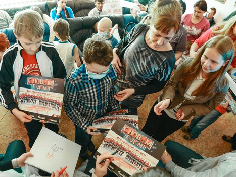 Сумманен, Калинин и Гончаров в гостях у юных пациентов ОДКБ