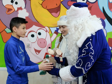 Новогодние подарки для юных болельщиков