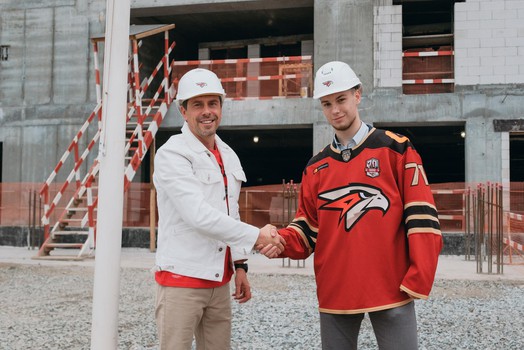 Год строительства «Арены Омск» отметили поднятием чемпионского флага