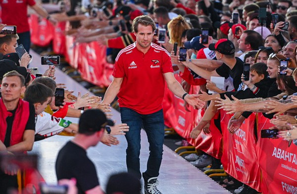 «Остаться в России – лучшее решение»! Разговор с Корбэном Найтом – лидером «Авангарда» и топ-центром КХЛ