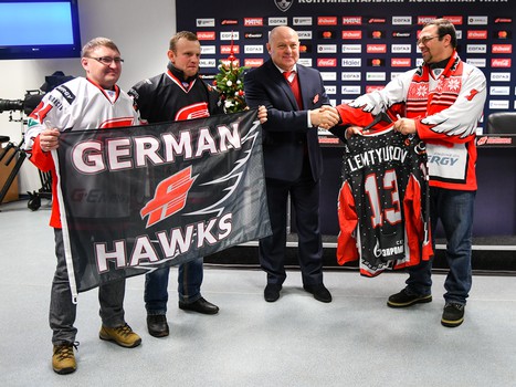 Вручение новогодних свитеров победителям аукциона