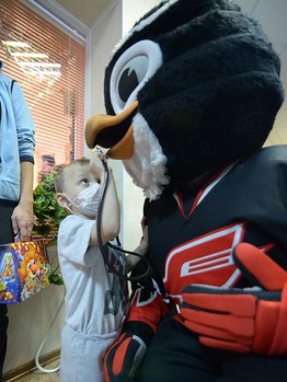 Хоккеисты "Авангарда" поздравили детей из ОДКБ с наступающим Новым годом