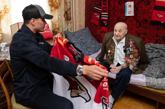 Наиль Якупов в гостях у 101-летнего болельщика Юрия Чернобыльского