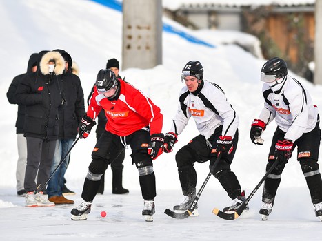 Тренировка "Авангарда" на стадионе "Юность" под открытым небом