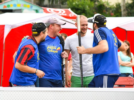 Жаркий хоккей: в Омске состоялся третий "Кубок Авангарда" по хоккею на песке