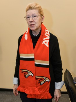 Елена Мизулина в Хоккейной Академии «Авангард»