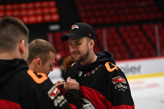 Массовые катания для 75 первых покупателей абонементов на матчи «Авангарда» в сезоне 2025/26 с Михаилом Гуляевым