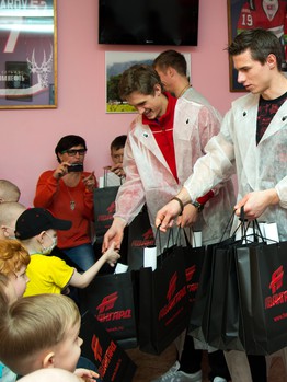 "Авангард" в гостях у юных болельщиков Омской областной клинической больницы