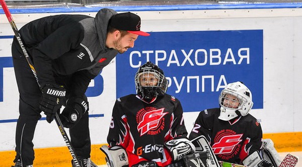 "Старайся держать клюшку на льду!" Мастер-класс Доминика Фурха для вратарей школы "Авангарда"