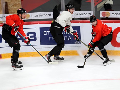 «Белые» vs «красные»: тренировочный матч